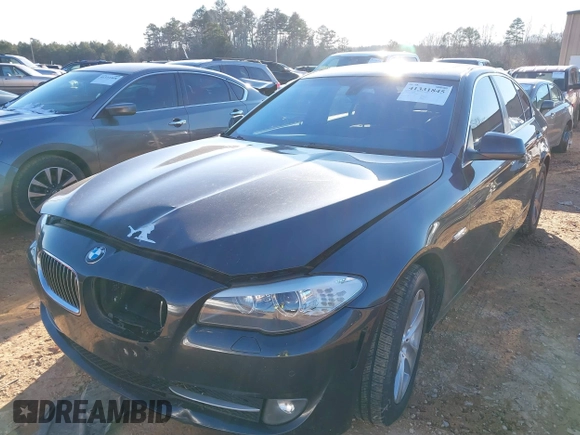 2013 BMW 5 Series 528i xDrive z VIN WBAXH5C58DD109555, wystawiony jako IAAI lot #41331845 z przebiegiem 168 391 mil mil oraz . Historia ofert i sprzedaży dostępna na DreamBid. Obrazek 2.