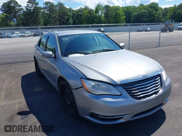 2014 Chrysler 200 LX z VIN 1C3CCBAG3EN103701, wystawiony jako IAAI lot #42269347 z przebiegiem 180 790 mil mil oraz . Historia ofert i sprzedaży dostępna na DreamBid. Obrazek 1.