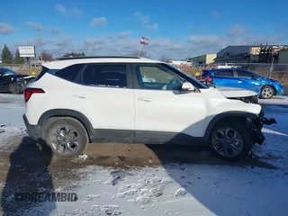 2024 Kia Seltos S z VIN KNDEU2AA7R7638201, wystawiony jako IAAI lot #41022692 z przebiegiem 5 503 mil mil oraz . Historia ofert i sprzedaży dostępna na DreamBid. Obrazek 13.