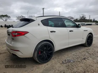 2017 Maserati Levante z VIN ZN661XUL0HX250697, wystawiony jako Copart lot #56871095 z przebiegiem 73 042 mil mil oraz Czysty tytuł • Clean title. Historia ofert i sprzedaży dostępna na DreamBid. Obrazek 3.