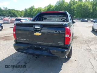 2012 Chevrolet Avalanche LTZ z VIN 3GNTKGE73CG110781, wystawiony jako IAAI lot #42557794 z przebiegiem 146 575 mil mil oraz . Historia ofert i sprzedaży dostępna na DreamBid. Obrazek 17.