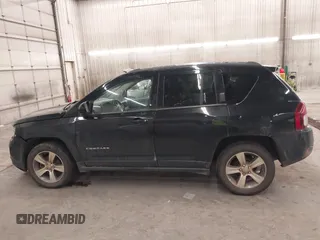 2017 Jeep Compass Latitude z VIN 1C4NJDEB7HD153516, wystawiony jako IAAI lot #41218713 z przebiegiem 132 234 mil mil oraz . Historia ofert i sprzedaży dostępna na DreamBid. Obrazek 14.