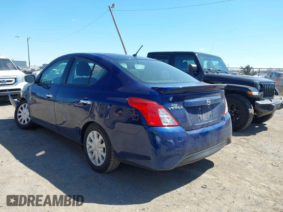 2019 Nissan Versa SV z VIN 3N1CN7AP2KL842799, wystawiony jako IAAI lot #42051006 z przebiegiem 123 075 mil mil oraz . Historia ofert i sprzedaży dostępna na DreamBid. Obrazek 3.