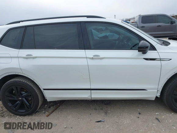 2024 Volkswagen Tiguan SE R-Line Black z VIN 3VVCB7AX7RM112446, wystawiony jako IAAI lot #41229232 z przebiegiem 6 685 mil mil oraz . Historia ofert i sprzedaży dostępna na DreamBid. Obrazek 14.