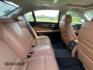 2012 BMW 7 Series 750Li xDrive z VIN WBAKC8C59CC437999, wystawiony jako Copart lot #59036005 z przebiegiem 145 420 mil mil oraz Tytuł czysty. Historia ofert i sprzedaży dostępna na DreamBid. Obrazek 6.