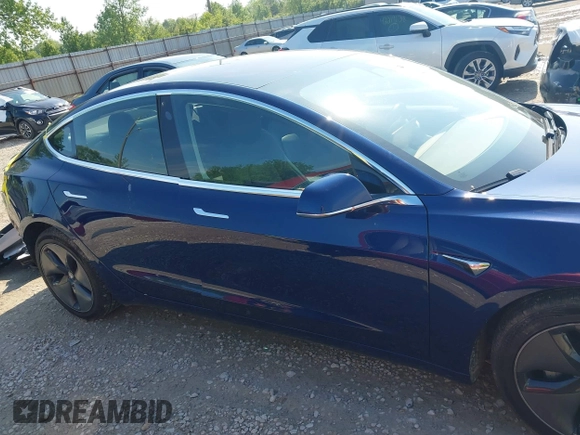2018 Tesla Model 3 Long Range Battery z VIN 5YJ3E1EB0JF064945, wystawiony jako IAAI lot #42198286 z przebiegiem 35 112 mil mil oraz . Historia ofert i sprzedaży dostępna na DreamBid. Obrazek 14.