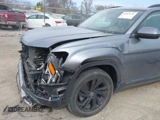 2021 Volkswagen Atlas SE z VIN 1V2KR2CA0MC570498, wystawiony jako IAAI lot #41807676 z przebiegiem 56 434 mil mil oraz . Historia ofert i sprzedaży dostępna na DreamBid. Obrazek 6.