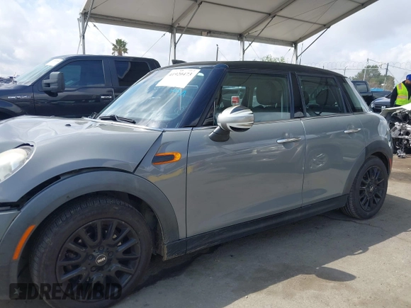 2016 MINI Hardtop 4 Door z VIN WMWXU1C52G2A93506, wystawiony jako IAAI lot #41920473 z przebiegiem 101 635 mil mil oraz . Historia ofert i sprzedaży dostępna na DreamBid. Obrazek 14.