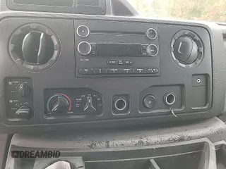 2013 Ford Econoline Passenger XL z VIN 1FBSS3BL5DDA49371, wystawiony jako IAAI lot #42466387 z przebiegiem 62 763 mil mil oraz . Historia ofert i sprzedaży dostępna na DreamBid. Obrazek 1.