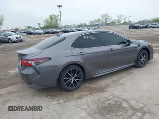 2023 Toyota Camry SE z VIN 4T1G11AK2PU088324, wystawiony jako IAAI lot #42173302 z przebiegiem 72 239 mil mil oraz . Historia ofert i sprzedaży dostępna na DreamBid. Obrazek 4.