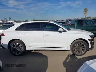 2024 Audi Q8 Premium Plus z VIN WA1BVBF19RD018552, wystawiony jako IAAI lot #41857441 z przebiegiem 3 188 mil mil oraz . Historia ofert i sprzedaży dostępna na DreamBid. Obrazek 14.