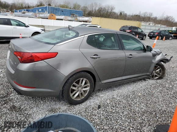 2013 Kia Optima LX z VIN 5XXGM4A70DG251868, wystawiony jako Copart lot #52921925 z przebiegiem 114 318 mil mil oraz Szkody całkowita. Historia ofert i sprzedaży dostępna na DreamBid. Obrazek 3.