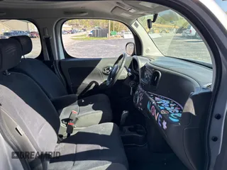 2010 Nissan Cube S z VIN JN8AZ2KR1AT156280, wystawiony jako Copart lot #52337085 z przebiegiem 141 330 mil mil oraz Czysty tytuł • Clean title. Historia ofert i sprzedaży dostępna na DreamBid. Obrazek 5.