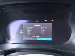 2023 Volvo XC40 Ultimate Dark Theme z VIN YV4L12UX9P2952245, wystawiony jako IAAI lot #42205666 z przebiegiem 19 952 mil mil oraz . Historia ofert i sprzedaży dostępna na DreamBid. Obrazek 7.
