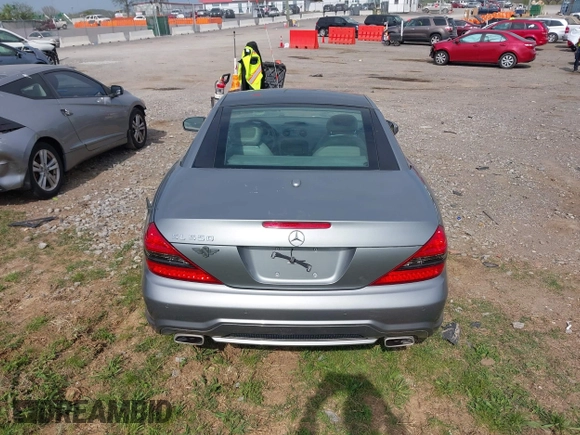2011 Mercedes-Benz SL 550 z VIN WDBSK7BA9BF165156, wystawiony jako IAAI lot #42075223 z przebiegiem 41 313 mil mil oraz . Historia ofert i sprzedaży dostępna na DreamBid. Obrazek 16.
