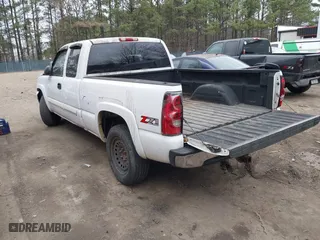 2006 Chevrolet Silverado 1500 LT2 with VIN 2GCEK19B761109126, listed as a IAAI auction lot 41681380 with 335,592 mi miles. Bid and sale history available at carsss.com. Image 3.
