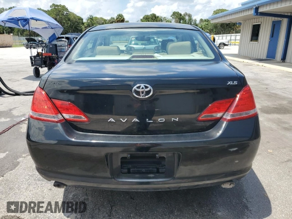2005 Toyota Avalon XL z VIN 4T1BK36B05U022928, wystawiony jako Copart lot #59137785 z przebiegiem 146 854 mil mil oraz Szkoda całkowita • Salvage title. Historia ofert i sprzedaży dostępna na DreamBid. Obrazek 6.