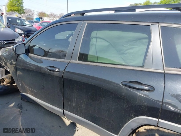 2018 Jeep Cherokee Latitude with VIN 1C4PJMCX3JD515211, listed as a IAAI auction lot 39142441 with 143,373 mi miles. Bid and sale history available at carsss.com. Image 14.