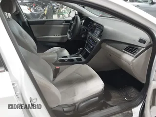 2016 Hyundai Sonata SE z VIN 5NPE24AF6GH377178, wystawiony jako IAAI lot #42522399 z przebiegiem 138 743 mil mil oraz . Historia ofert i sprzedaży dostępna na DreamBid. Obrazek 5.