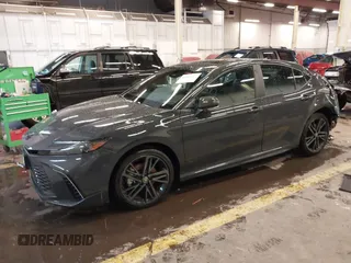 2025 Toyota Camry LE z VIN 4T1DBADK4SU520156, wystawiony jako IAAI lot #41865277 z przebiegiem 220 mil mil oraz . Historia ofert i sprzedaży dostępna na DreamBid. Obrazek 2.