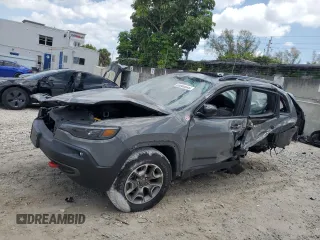 2023 Jeep Cherokee Trailhawk z VIN 1C4PJMBN7PD116214, wystawiony jako Copart lot #55080845 z przebiegiem 14 611 mil mil oraz Nie do naprawy • Non repairable. Historia ofert i sprzedaży dostępna na DreamBid. Obrazek 1.