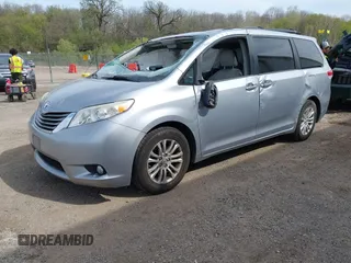 2012 Toyota Sienna XLE AAS z VIN 5TDYK3DC2CS233687, wystawiony jako IAAI lot #42148156 z przebiegiem 147 499 mil mil oraz . Historia ofert i sprzedaży dostępna na DreamBid. Obrazek 2.