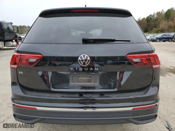 2024 Volkswagen Tiguan SE with VIN 3VVNB7AXXRM078012, listed as a Copart auction lot 80695984 with 18,059 mi miles and Salvage Title. Bid and sale history available at carsss.com. Image 6.