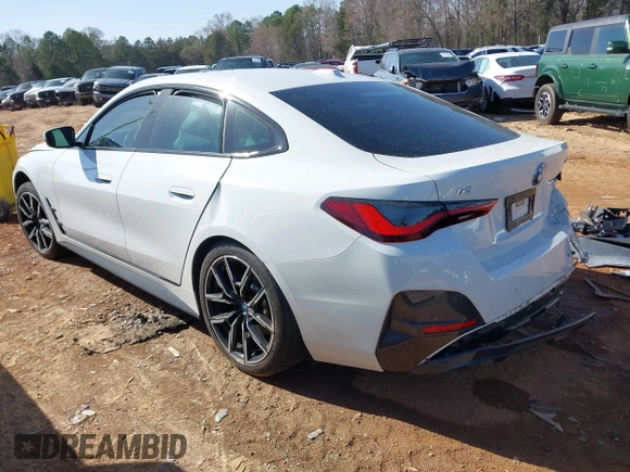 2023 BMW i4 eDrive40 z VIN WBY73AW08PFN72118, wystawiony jako IAAI lot #41849570 z przebiegiem 27 118 mil mil oraz . Historia ofert i sprzedaży dostępna na DreamBid. Obrazek 3.