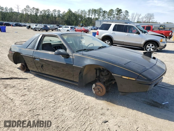 1985 Pontiac Fiero z VIN 1G2PM37R0FP243885, wystawiony jako Copart lot #43140515 z przebiegiem 179 713 mil mil oraz Czysty tytuł • Clean title. Historia ofert i sprzedaży dostępna na DreamBid. Obrazek 4.