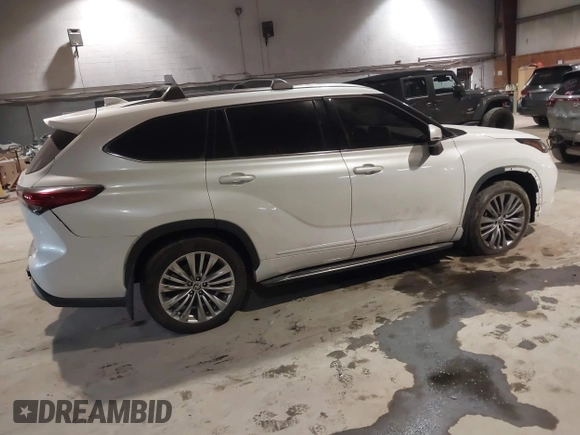 2022 Toyota Highlander Platinum z VIN 5TDFZRBH6NS192150, wystawiony jako IAAI lot #41291531 z przebiegiem 67 474 mil mil oraz . Historia ofert i sprzedaży dostępna na DreamBid. Obrazek 4.