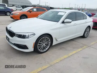 2018 BMW 5 Series 530i z VIN WBAJA5C54JWA39338, wystawiony jako IAAI lot #42107759 z przebiegiem 97 037 mil mil oraz . Historia ofert i sprzedaży dostępna na DreamBid. Obrazek 2.