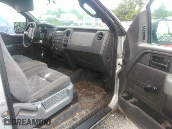 2013 Ford F-150 XL z VIN 1FTMF1CM1DKE52831, wystawiony jako IAAI lot #42401051 z przebiegiem 111 734 mil mil oraz . Historia ofert i sprzedaży dostępna na DreamBid. Obrazek 5.