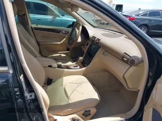2004 Mercedes-Benz C 240 z VIN WDBRF61J94A558752, wystawiony jako IAAI lot #42101152 z przebiegiem 122 836 mil mil oraz . Historia ofert i sprzedaży dostępna na DreamBid. Obrazek 5.