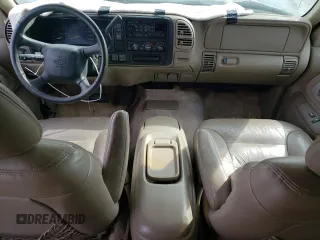 1998 Chevrolet Tahoe z VIN 1GNEK13R7WJ348565, wystawiony jako Copart lot #53375725 z przebiegiem 176 919 mil mil oraz Szkoda całkowita • Salvage title. Historia ofert i sprzedaży dostępna na DreamBid. Obrazek 8.