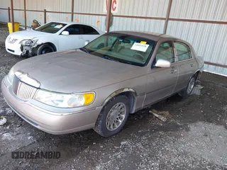 2000 Lincoln Town Car Signature z VIN 1LNHM82W1YY869805, wystawiony jako IAAI lot #42051938 z przebiegiem 125 940 mil mil oraz . Historia ofert i sprzedaży dostępna na DreamBid. Obrazek 2.