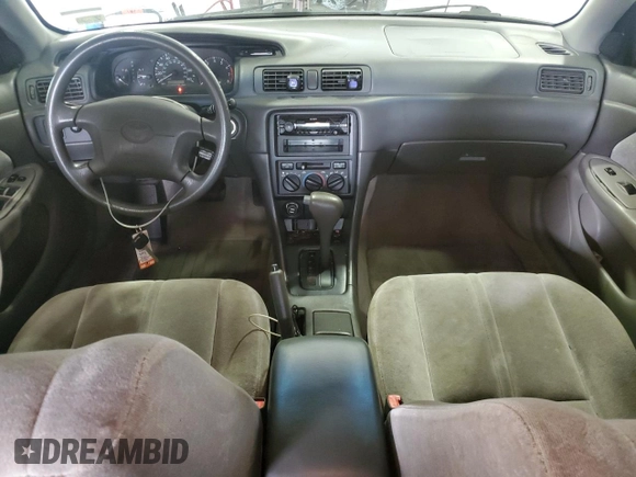 1998 Toyota Camry LE z VIN 4T1BF22K1WU048928, wystawiony jako Copart lot #57654365 z przebiegiem 132 087 mil mil oraz Czysty tytuł • Clean title. Historia ofert i sprzedaży dostępna na DreamBid. Obrazek 8.