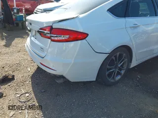 2020 Ford Fusion SEL с VIN 3FA6P0CD7LR131781, выставлен на аукционе IAAI как лот 41855346 с пробегом 95 621 миль миль и . История ставок и продаж доступна на DreamBid. Изображение 18.