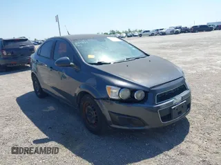 2013 Chevrolet Sonic LS z VIN 1G1JA5SH2D4112064, wystawiony jako IAAI lot #42043168 z przebiegiem 215 480 mil mil oraz . Historia ofert i sprzedaży dostępna na DreamBid. Obrazek 1.