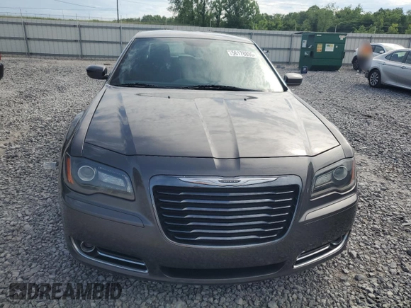 2014 Chrysler 300 S z VIN 2C3CCABGXEH373106, wystawiony jako Copart lot #56178895 z przebiegiem 100 064 mil mil oraz Szkoda całkowita • Salvage title. Historia ofert i sprzedaży dostępna na DreamBid. Obrazek 5.