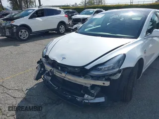 2018 Tesla Model 3 Long Range Battery z VIN 5YJ3E1EA8JF162130, wystawiony jako IAAI lot #41933015 z przebiegiem 50 081 mil mil oraz . Historia ofert i sprzedaży dostępna na DreamBid. Obrazek 6.