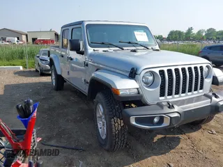 2023 Jeep Gladiator Sport S z VIN 1C6HJTAG2PL528412, wystawiony jako IAAI lot #42478572 z przebiegiem 47 657 mil mil oraz . Historia ofert i sprzedaży dostępna na DreamBid. Obrazek 1.