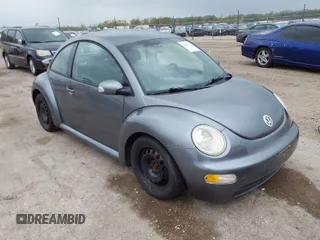 2004 Volkswagen New Beetle Coupe GL with VIN 3VWBK31C24M404429, listed as a IAAI auction lot 42041721 with 189,443 mi miles. Bid and sale history available at carsss.com. Image 1.