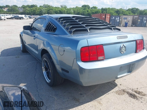 2005 Ford Mustang Deluxe с VIN 1ZVFT80N155168894, выставлен на аукционе IAAI как лот 42331054 с пробегом 194 939 миль миль и . История ставок и продаж доступна на DreamBid. Изображение 3.