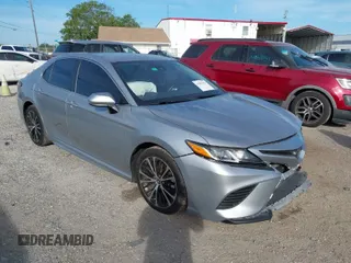 2020 Toyota Camry SE with VIN 4T1G11AK5LU357877, listed as a IAAI auction lot 41883271 with 111,246 mi miles. Bid and sale history available at carsss.com. Image 1.