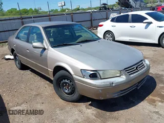 1999 Toyota Camry LE z VIN 4T1BG22K1XU417947, wystawiony jako IAAI lot #42096209 z przebiegiem 396 121 mil mil oraz . Historia ofert i sprzedaży dostępna na DreamBid. Obrazek 1.