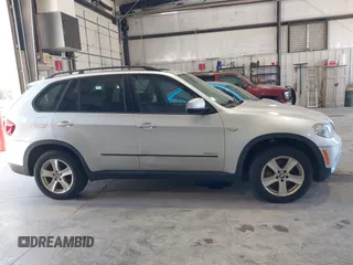 2012 BMW X5 35d z VIN 5UXZW0C53CL674187, wystawiony jako IAAI lot #42274931 z przebiegiem 272 642 mil mil oraz . Historia ofert i sprzedaży dostępna na DreamBid. Obrazek 13.