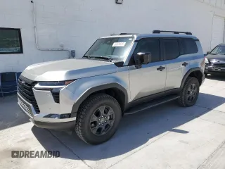 2024 Lexus GX 550 Premium z VIN JTJTBCDX5R5008785, wystawiony jako Copart lot #56320615 z przebiegiem 9 000 mil mil oraz Szkoda całkowita • Salvage title. Historia ofert i sprzedaży dostępna na DreamBid. Obrazek 1.