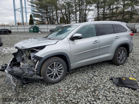 2018 Toyota Highlander SE with VIN 5TDJZRFH4JS552837, listed as a Copart auction lot 48184595 with 56,261 mi miles and Salvage Title. Bid and sale history available at carsss.com. Image 1.
