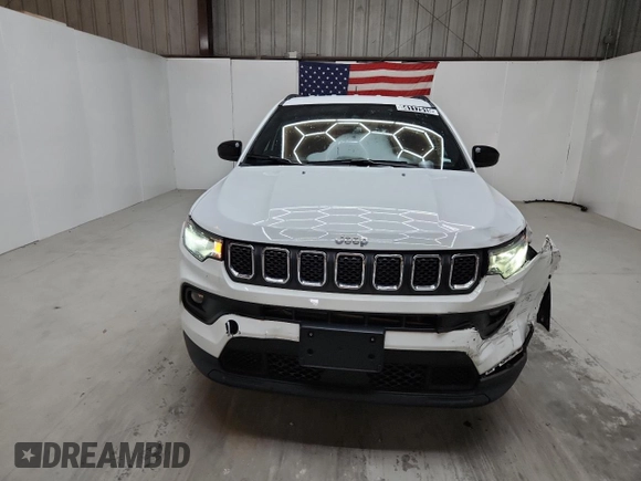 2024 Jeep Compass Latitude z VIN 3C4NJDBN3RT606699, wystawiony jako Copart lot #64117515 z przebiegiem 40 130 mil mil oraz Czysty tytuł • Clean title. Historia ofert i sprzedaży dostępna na DreamBid. Obrazek 5.