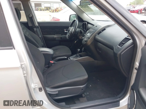 2013 Kia Soul + z VIN KNDJT2A63D7761273, wystawiony jako IAAI lot #42166793 z przebiegiem 134 647 mil mil oraz . Historia ofert i sprzedaży dostępna na DreamBid. Obrazek 5.
